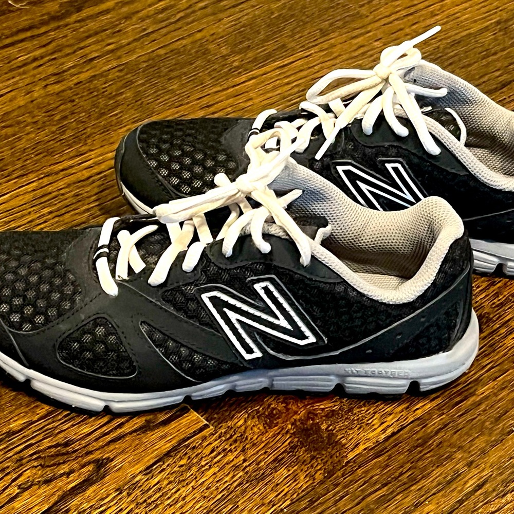 New Balance Running 635 SZ 7 black with white laces Sneakers (great condition)